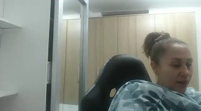 Snapshot of RoxanaLove9 chatting on February 20, 3:45 am RoxanaLove9 online show from February 20, 3:45 am