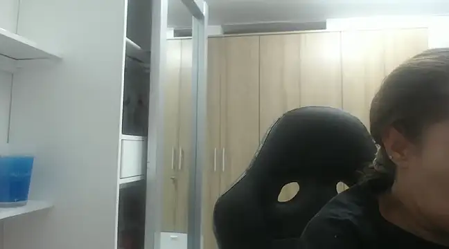 Snapshot of RoxanaLove9 chatting on February 27, 1:48 am RoxanaLove9 online show from February 27, 1:48 am