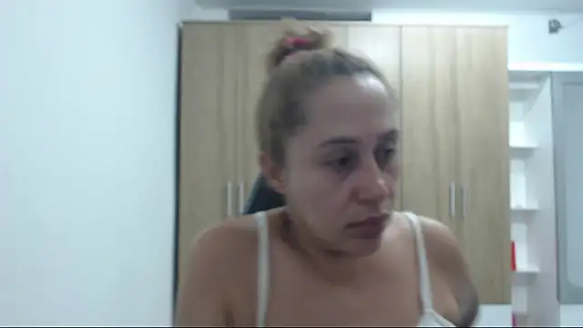 Snapshot of RoxanaLove9 chatting on September 15, 10:21 pm RoxanaLove9 online show from September 15, 10:21 pm