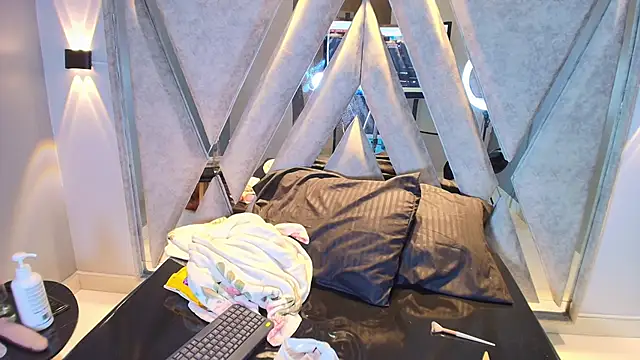 Annie9  online show from October 12, 8:30 pm