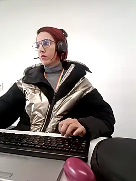 Snapshot of your_red_rose_ chatting on December 18, 1:45 pm your red rose online show from December 18, 1:45 pm