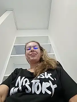 Snapshot of uber_babe chatting on June 18, 4:24 am uber babe online show from June 18, 4:24 am