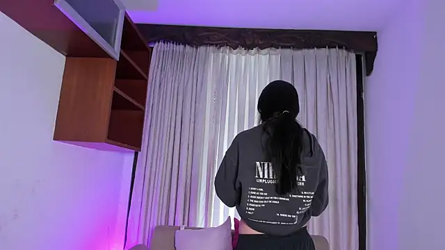 Snapshot of HannaRhodes chatting on November 14, 1:43 pm HannaRhodes online show from November 14, 1:43 pm