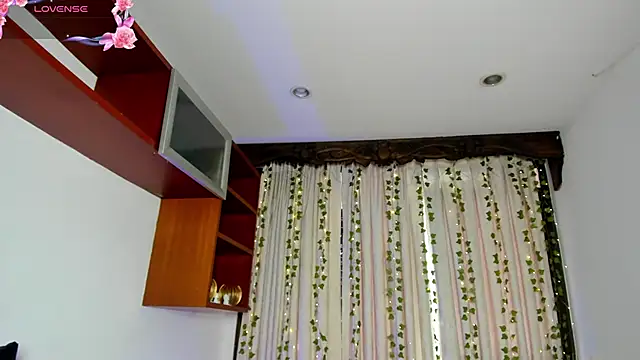 Snapshot of HannaRhodes chatting on November 18, 3:05 pm HannaRhodes online show from November 18, 3:05 pm