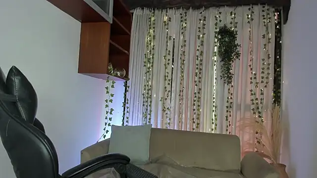 Snapshot of HannaRhodes chatting on November 19, 1:33 pm HannaRhodes online show from November 19, 1:33 pm