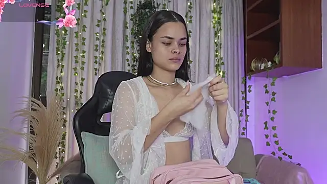 Snapshot of HannaRhodes chatting on November 29, 2:31 pm HannaRhodes online show from November 29, 2:31 pm