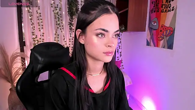 Snapshot of HannaRhodes chatting on December 5, 4:14 pm HannaRhodes online show from December 5, 4:14 pm