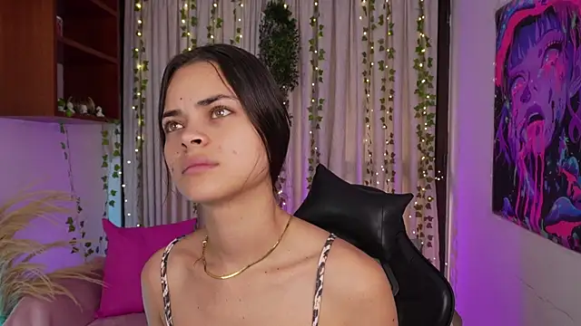 Snapshot of HannaRhodes chatting on December 18, 1:39 pm HannaRhodes online show from December 18, 1:39 pm