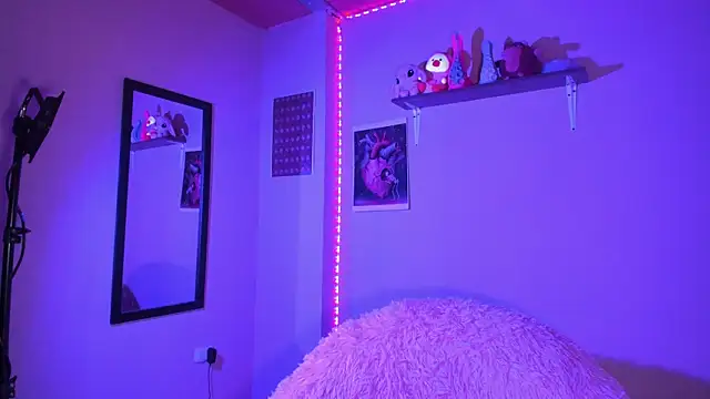 MadelineBenet online show from December 15, 6:40 am