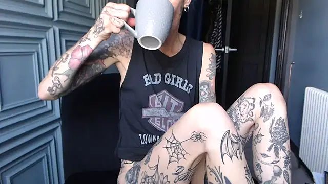 Snapshot of RavenryderUK chatting on June 25, 9:36 am RavenryderUK online show from June 25, 9:36 am