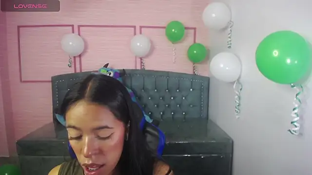 Snapshot of stephania_t chatting on March 17, 10:49 am stephania t online show from March 17, 10:49 am
