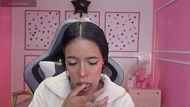 stephania t online show from November 15, 12:45 pm