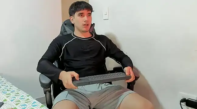 Snapshot of leo030809 chatting on December 18, 12:32 am leo030809 online show from December 18, 12:32 am