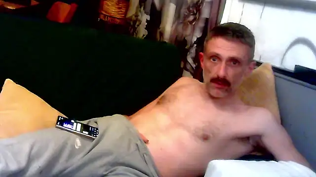 Snapshot of unclestefansdick chatting on October 10, 12:20 am unclestefansdick online show from October 10, 12:20 am