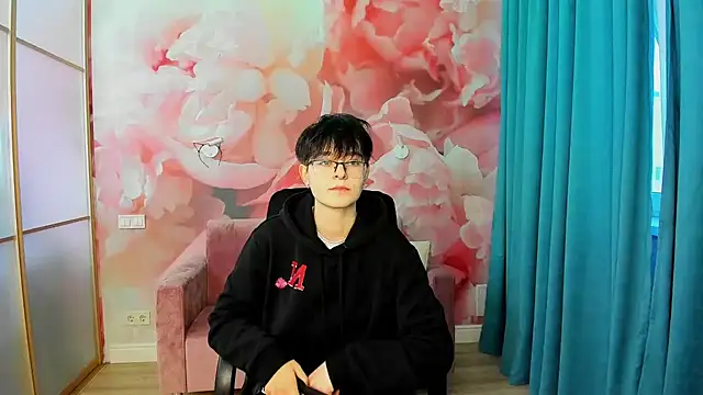 EmiliaYours online show from December 6, 12:16 pm