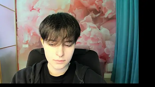 EmiliaYours online show from December 9, 12:30 pm