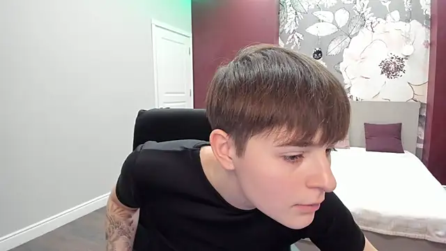 EmiliaYours online show from November 17, 3:18 pm