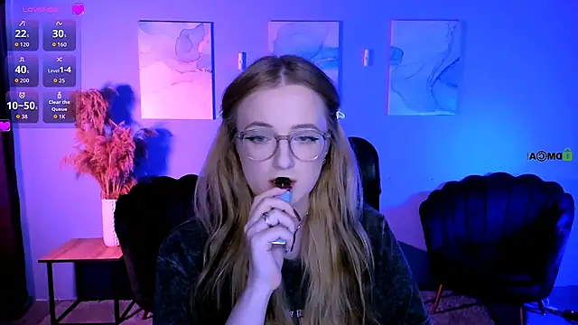 luna berryy online show from March 6, 7:54 pm