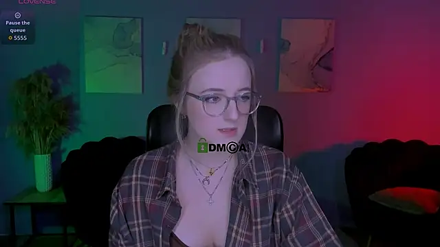 luna berryy online show from April 4, 7:55 pm