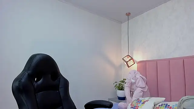 Snapshot of MAYROBERTSS chatting on February 13, 12:32 pm MAYROBERTSS online show from February 13, 12:32 pm