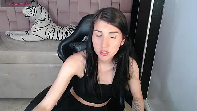 Snapshot of jesi_daniels_b chatting on December 10, 7:43 pm jesi daniels b online show from December 10, 7:43 pm