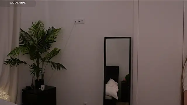 Lilly Colins online show from January 17, 3:00 pm