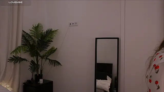 Lilly Colins online show from January 18, 2:55 pm