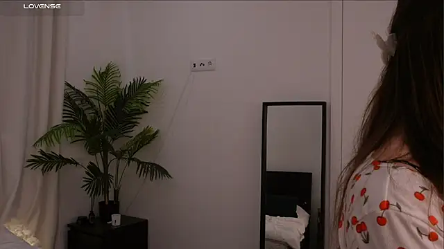 Lilly Colins online show from January 18, 9:02 pm