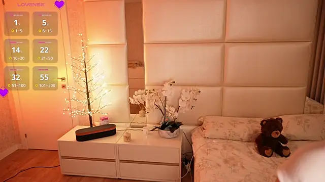 Lilly Colins online show from April 12, 7:08 pm