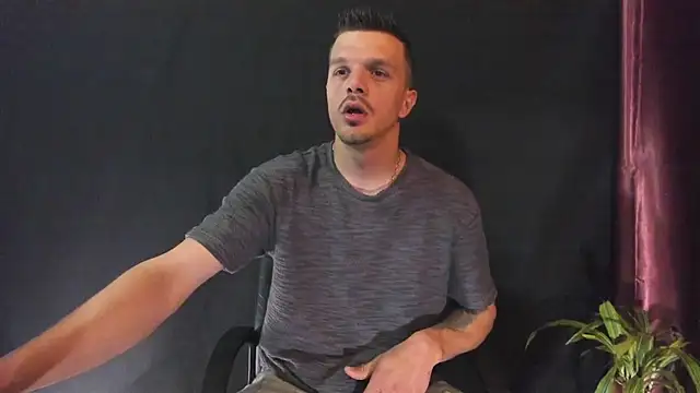 Snapshot of DonyBrown chatting on April 5, 3:47 am DonyBrown online show from April 5, 3:47 am