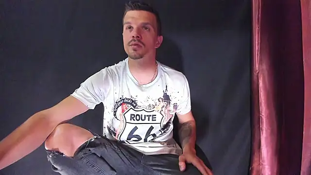 Snapshot of DonyBrown chatting on April 10, 3:45 am DonyBrown online show from April 10, 3:45 am