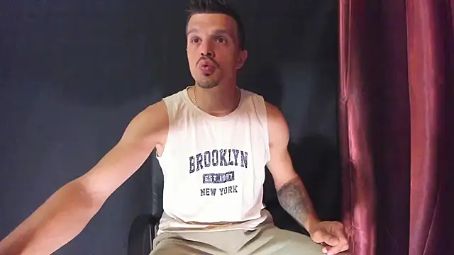 Snapshot of DonyBrown chatting on April 11, 3:33 am DonyBrown online show from April 11, 3:33 am