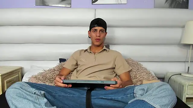 Snapshot of Tyler_Rodriguez chatting on February 26, 7:38 pm Tyler Rodriguez online show from February 26, 7:38 pm