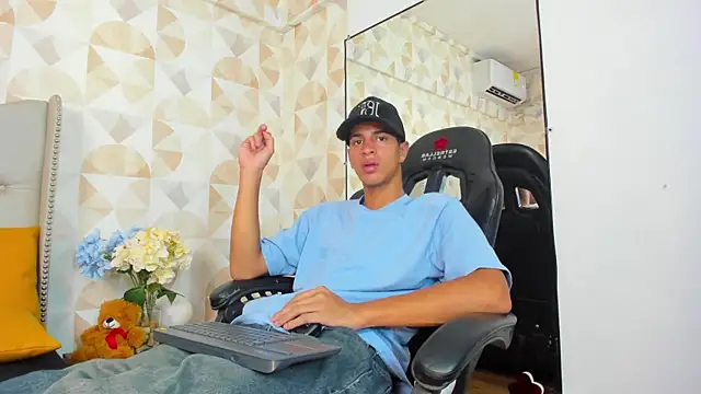 Snapshot of Tyler_Rodriguez chatting on March 3, 1:42 pm Tyler Rodriguez online show from March 3, 1:42 pm