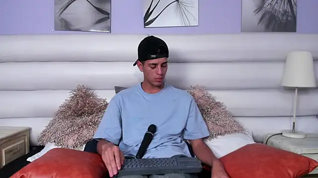 Snapshot of Tyler_Rodriguez chatting on March 3, 7:49 pm Tyler Rodriguez online show from March 3, 7:49 pm