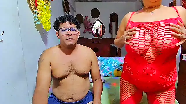 Snapshot of rosi_pamela chatting on April 7, 8:31 pm rosi pamela online show from April 7, 8:31 pm