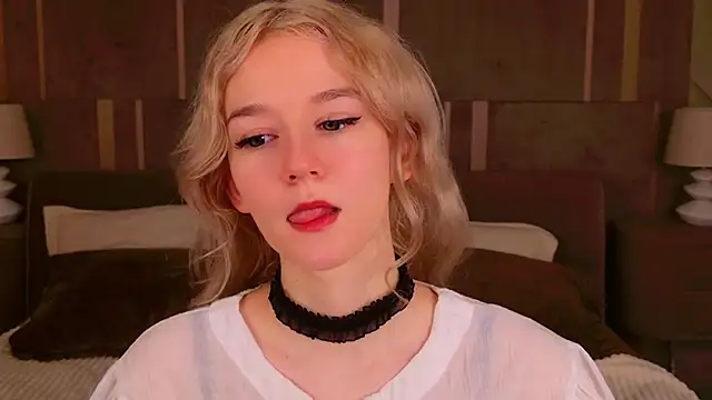 Snapshot of NaomiLoys chatting on February 10, 3:24 am NaomiLoys online show from February 10, 3:24 am