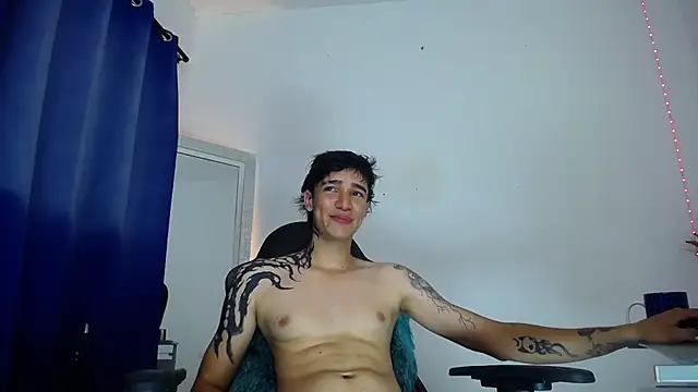 Snapshot of Zacktk7 chatting on December 13, 2:21 am Zacktk7 online show from December 13, 2:21 am