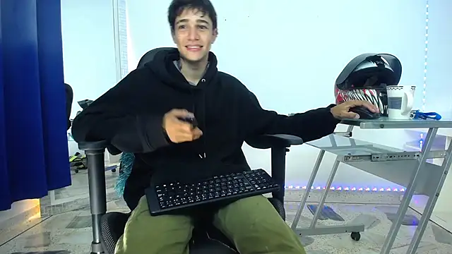 Snapshot of Zacktk7 chatting on December 17, 11:27 pm Zacktk7 online show from December 17, 11:27 pm