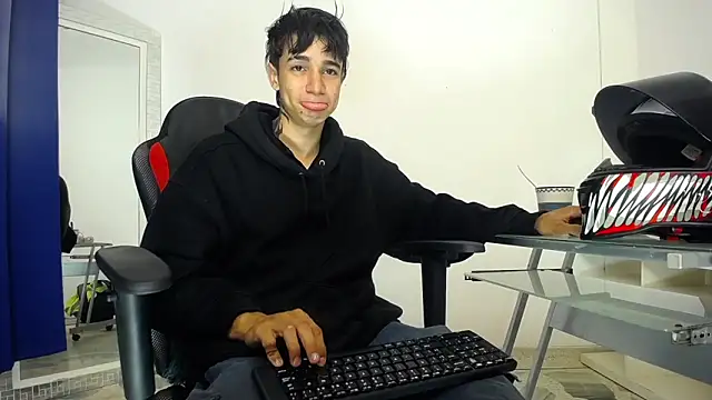 Snapshot of Zacktk7 chatting on December 19, 11:03 pm Zacktk7 online show from December 19, 11:03 pm