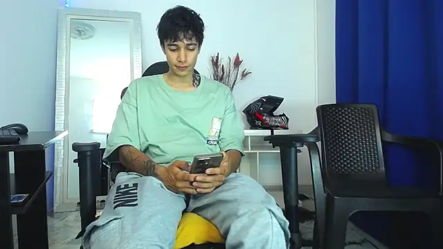 Snapshot of Zacktk7 chatting on February 3, 7:42 pm Zacktk7 online show from February 3, 7:42 pm