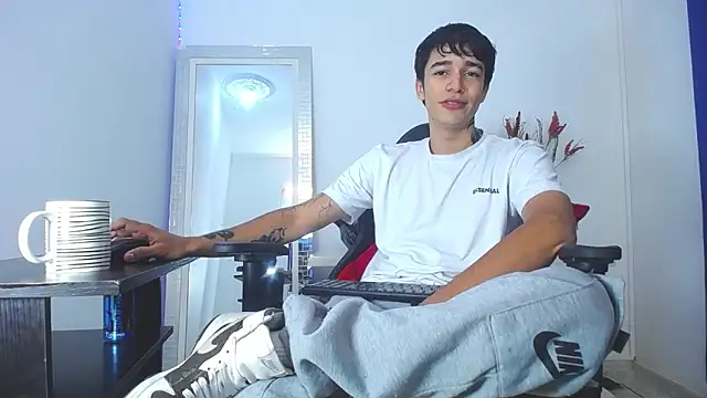 Snapshot of Zacktk7 chatting on February 4, 10:45 pm Zacktk7 online show from February 4, 10:45 pm