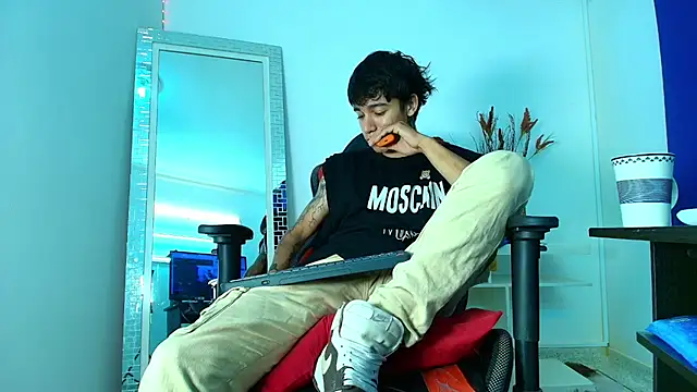 Snapshot of Zacktk7 chatting on February 10, 8:00 pm Zacktk7 online show from February 10, 8:00 pm