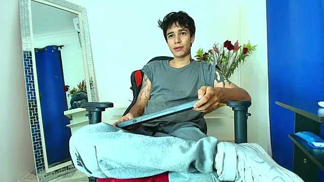 Snapshot of Zacktk7 chatting on February 12, 8:18 pm Zacktk7 online show from February 12, 8:18 pm