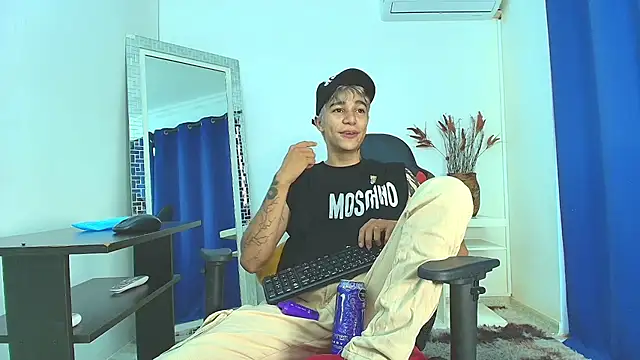 Snapshot of Zacktk7 chatting on February 21, 8:27 pm Zacktk7 online show from February 21, 8:27 pm