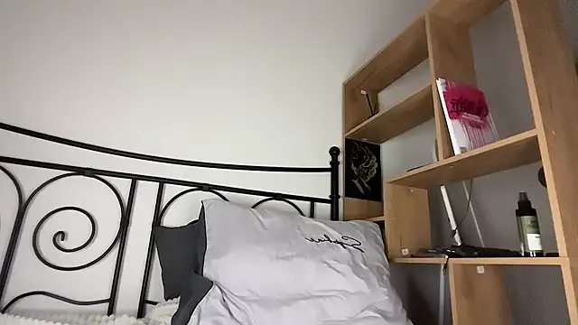 Kim Oberlin  online show from April 7, 9:48 pm