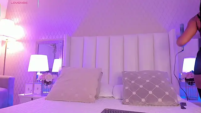 SophiaSmiiths  online show from November 7, 9:04 pm