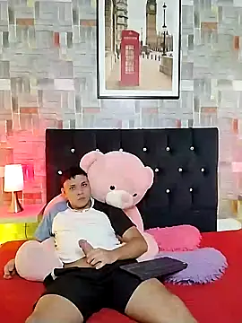 couple lovelyds online show from February 1, 12:58 pm