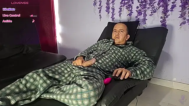 yazforeSolo online show from June 2, 1:46 pm