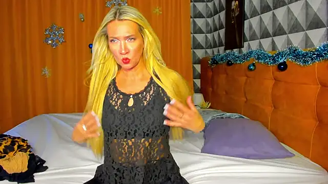 Luna  Lewis online show from December 29, 2:31 pm